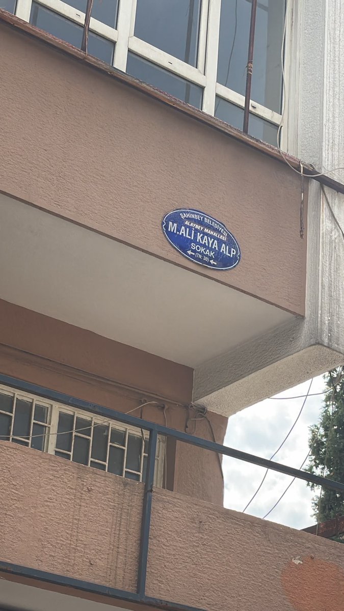 AntepOdak's tweet photo. Şirehan Otoparkı yanında, İncilipınar Caddesi’nde itfaiye girişinin dubaları kaldırılmış ve alan araç park edilerek kapatılmış görünüyor.

Allah korusun, olası bir yangında itfaiye araçları buradan nasıl geçecek? Ciddi bir güvenlik sorunu.

@GbbZabita @GaziantepBeld https://t.co/yF7BvnWAKi