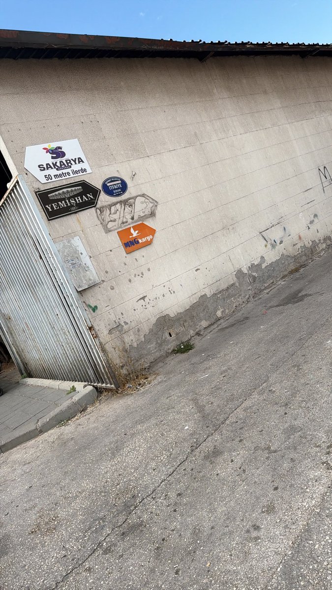 AntepOdak's tweet photo. Şirehan Otoparkı yanında, İncilipınar Caddesi’nde itfaiye girişinin dubaları kaldırılmış ve alan araç park edilerek kapatılmış görünüyor.

Allah korusun, olası bir yangında itfaiye araçları buradan nasıl geçecek? Ciddi bir güvenlik sorunu.

@GbbZabita @GaziantepBeld https://t.co/yF7BvnWAKi