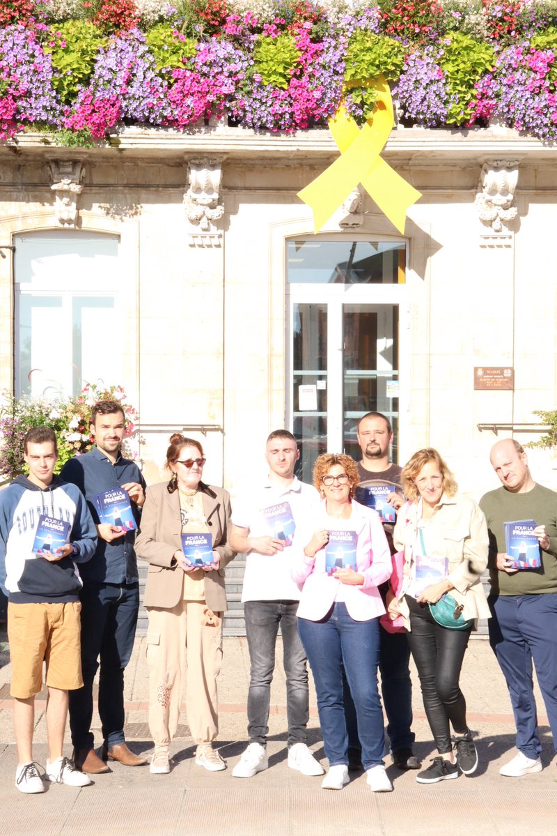 melanie_disdier's tweet photo. Excellent accueil aujourd’hui sur le marché de Caudry pour présenter le premier tract de campagne de @MLP_officiel !

De nombreux échanges, des discussions franches et beaucoup de retours positifs de la part des habitants.

La campagne est pleinement lancée, et nous continuons à aller à la rencontre des habitants, sur le terrain, partout où nous le pouvons, jusqu’à la victoire !
