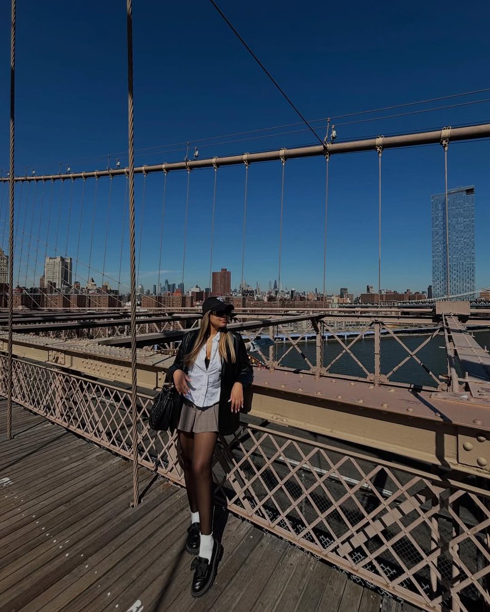 KarlynStignyq's tweet photo. From the Brooklyn Bridge with love. And a little sass, of course. #newyork #manhatten #brooklyn https://t.co/2ZLHjuNJKN