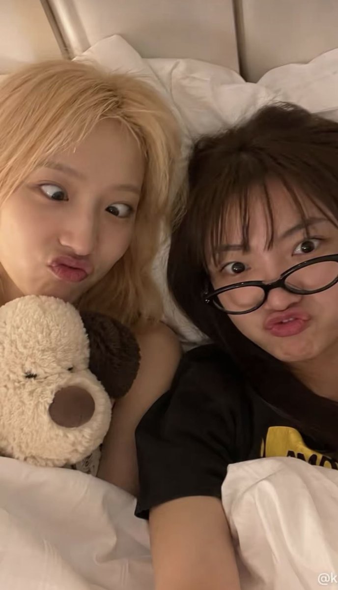janhaeppy's tweet photo. janjingjing literally invented gf selfies 🫪 https://t.co/XQOM8qx9c5