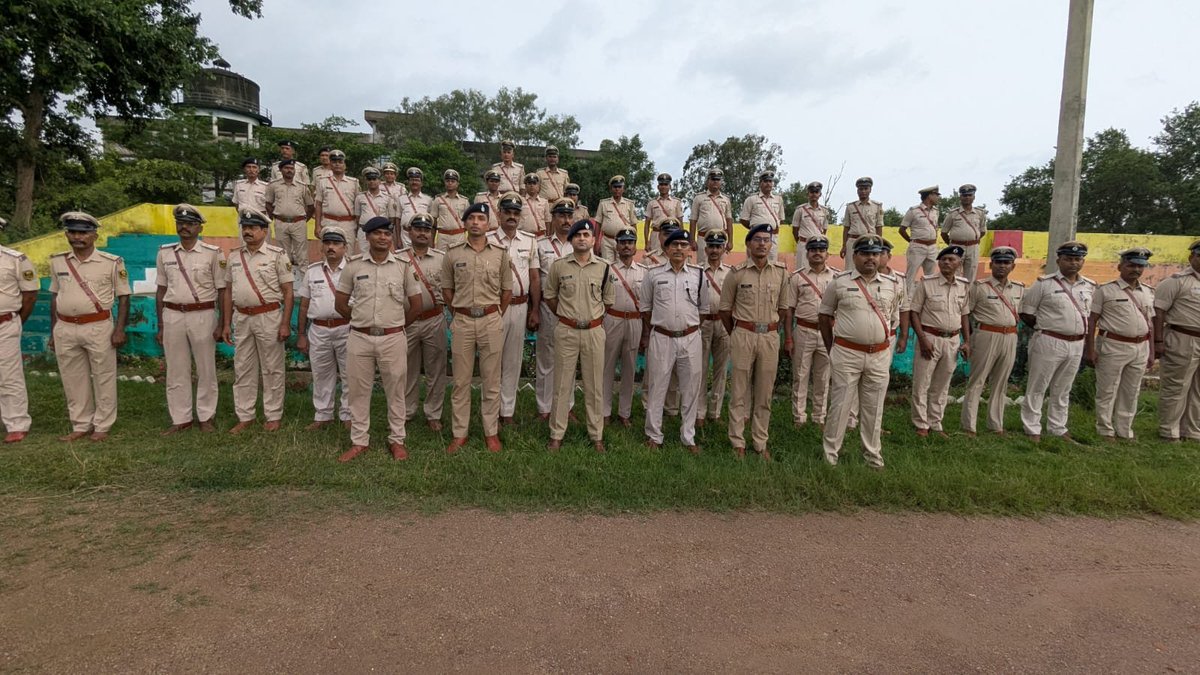 nawadapolice's tweet photo. @bihar_police @DMNawada @IgMagadh अन्य वरीय पदाधिकारियों द्वारा सभी नवप्रोन्नत पदाधिकारियों को रैंक लगाकर बधाई एवं शुभकामनाएं दी गई तथा उनके उज्ज्वल भविष्य की कामना करते हुए पूरी निष्ठा एवं ईमानदारी से कर्तव्य निर्वहन हेतु प्रेरित किया गया। https://t.co/CI1COHGAhV