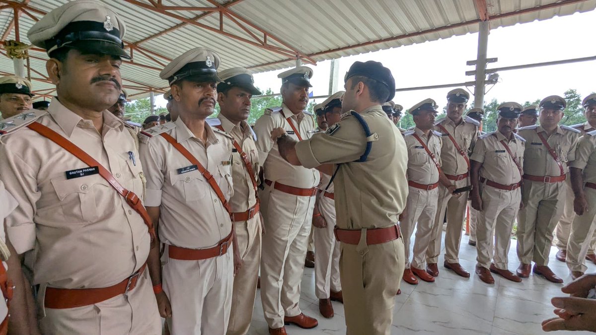 nawadapolice's tweet photo. @bihar_police @DMNawada @IgMagadh अन्य वरीय पदाधिकारियों द्वारा सभी नवप्रोन्नत पदाधिकारियों को रैंक लगाकर बधाई एवं शुभकामनाएं दी गई तथा उनके उज्ज्वल भविष्य की कामना करते हुए पूरी निष्ठा एवं ईमानदारी से कर्तव्य निर्वहन हेतु प्रेरित किया गया। https://t.co/CI1COHGAhV