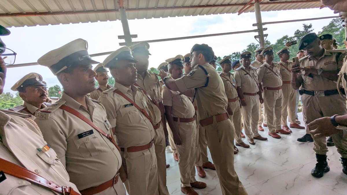 nawadapolice's tweet photo. @bihar_police @DMNawada @IgMagadh अन्य वरीय पदाधिकारियों द्वारा सभी नवप्रोन्नत पदाधिकारियों को रैंक लगाकर बधाई एवं शुभकामनाएं दी गई तथा उनके उज्ज्वल भविष्य की कामना करते हुए पूरी निष्ठा एवं ईमानदारी से कर्तव्य निर्वहन हेतु प्रेरित किया गया। https://t.co/CI1COHGAhV