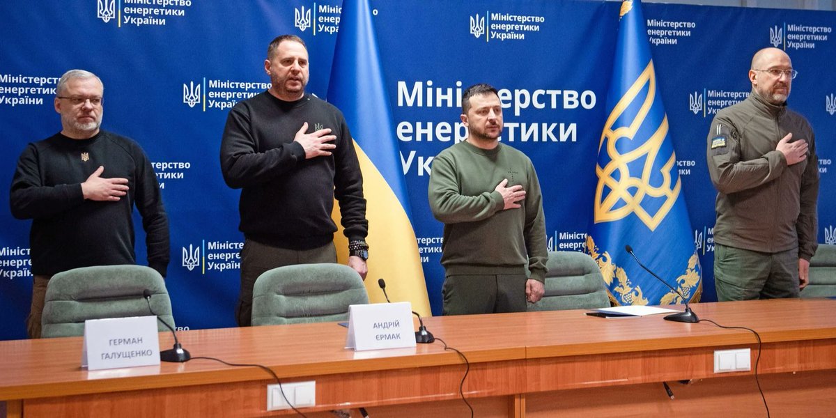 pogrebeckij's tweet photo. Міністр єнергетики Шмігаль не хоче запитати у екс-міністра енергетики Галущенка, де подівся 2-3-х рівневий захист енергооб'єктів, про який Галущенко розповідав у 2024 році? А колишній прем'єр-міністр Шмигаль не хоче поставити те саме питання міністру енергетики Шмигалю?
Якщо захист був, про що екс-прем'єр-міністру Шмигалю доповідав екс-міністр Галущенко, то навіщо міністр Шмигаль знову будує захист у 2026 році за 96 млрд грн? 2024 року на захист енергооб'єктів було виділено з бюджету 29,7 млрд грн.
Чи є вільні місця на лаві підсудних поряд із Галущенком?
На захист і відновлення енергооб'єктів у 2025 році фактично витрачено 10,9 млрд грн (для порівняння, на програму «Національний кешбек» за цей же період спрямували 11,2 млрд грн).
Загальний обсяг залучених коштів до Фонду підтримки енергетики України у 2025 році від міжнародних партнерів перевищив $2,1 млрд (допомогу надають понад 40 країн).
Нема цензурних слів!