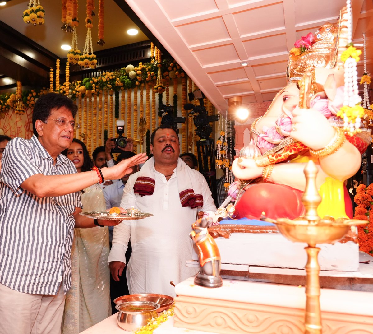 Dev_Fadnavis's tweet photo. 🌺 Hon Union Minister Piyush Goyal ji took darshan and sought blessings of Bhagwan Shri Ganesha at our official residence 'Varsha' in Mumbai. Offered prayers for the happiness and prosperity of our people.

🌺 मा. केंद्रीय मंत्री पियुष गोयलजी यांनी आज आमच्या मुंबई येथील शासकीय निवासस्थान 'वर्षा' येथे भेट देऊन श्री गणरायाचे मनोभावे दर्शन घेत आरती केली आणि आशीर्वाद प्राप्त केले. यावेळी श्री गजाननाकडे सर्वांच्या सुख, शांती आणि समृद्धीसाठी प्रार्थना केली.

🌺 मा. केंद्रीय मंत्री पीयूष गोयल जी इन्होंने आज हमारे मुंबई स्थित सरकारी आवास ‘वर्षा’ पर भेंट देकर गणपति बाप्पा के भक्तिभाव से दर्शन कर आरती की एवं आशीर्वाद प्राप्त किए। इस अवसर पर श्री गजानन से सभी के सुख, शांति और समृद्धि की कामना की।

@PiyushGoyal
#Maharashtra #GanpatiBappaMorya #Ganeshotsav