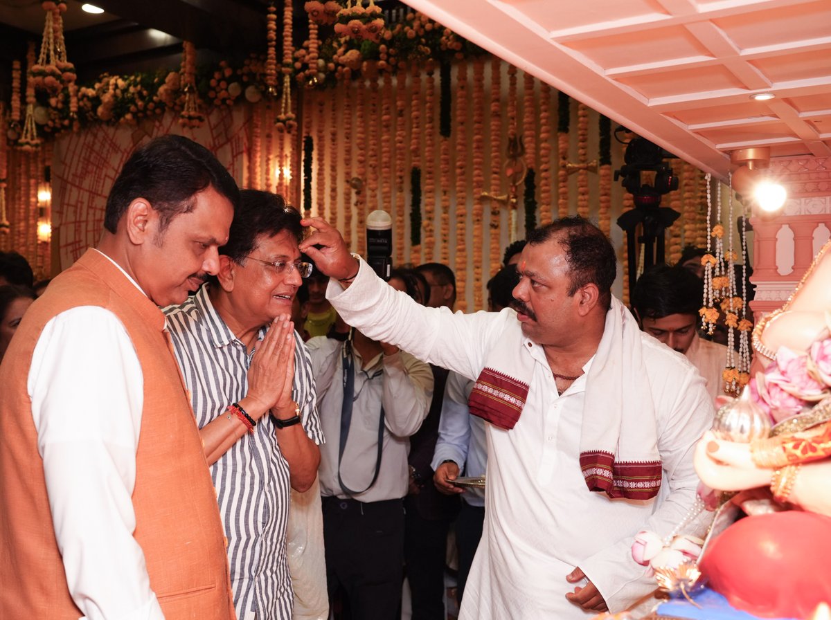 Dev_Fadnavis's tweet photo. 🌺 Hon Union Minister Piyush Goyal ji took darshan and sought blessings of Bhagwan Shri Ganesha at our official residence 'Varsha' in Mumbai. Offered prayers for the happiness and prosperity of our people.

🌺 मा. केंद्रीय मंत्री पियुष गोयलजी यांनी आज आमच्या मुंबई येथील शासकीय निवासस्थान 'वर्षा' येथे भेट देऊन श्री गणरायाचे मनोभावे दर्शन घेत आरती केली आणि आशीर्वाद प्राप्त केले. यावेळी श्री गजाननाकडे सर्वांच्या सुख, शांती आणि समृद्धीसाठी प्रार्थना केली.

🌺 मा. केंद्रीय मंत्री पीयूष गोयल जी इन्होंने आज हमारे मुंबई स्थित सरकारी आवास ‘वर्षा’ पर भेंट देकर गणपति बाप्पा के भक्तिभाव से दर्शन कर आरती की एवं आशीर्वाद प्राप्त किए। इस अवसर पर श्री गजानन से सभी के सुख, शांति और समृद्धि की कामना की।

@PiyushGoyal
#Maharashtra #GanpatiBappaMorya #Ganeshotsav