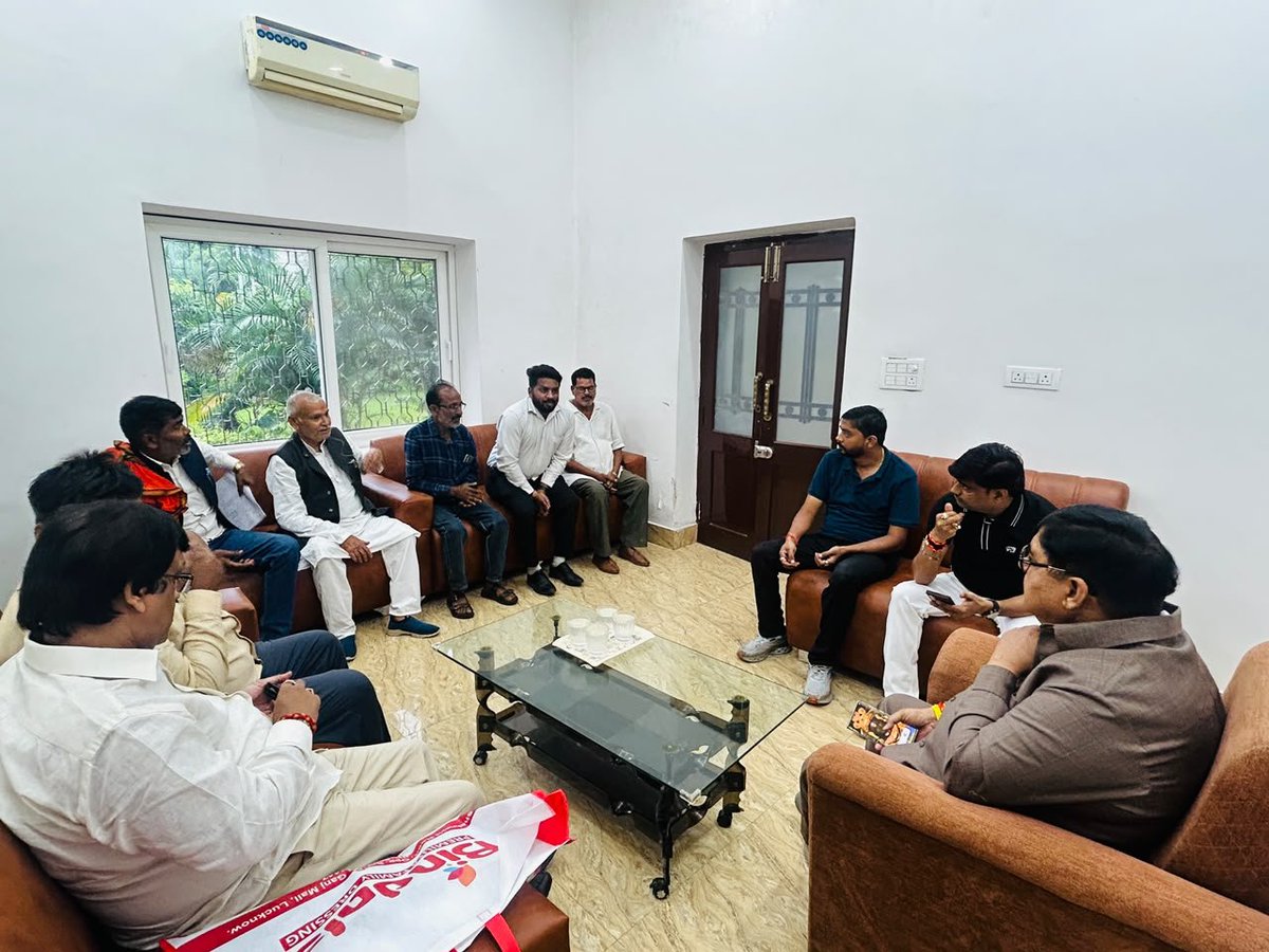 arvindmlc's tweet photo. आज दिनांक 25 सितंबर 2026 को #4B_सिंगार_नगर_आलमबाग_लखनऊ स्थित आवास पर आए अपने शुभचिंतकों से मुलाकात करते हुए ।।
#BJP4IND #NarendraModi
#RSSorg #nitinnabin
#amitshahofficial
#RajnathSingh #BLSantosh #BJP4UP #YogiAdityanath #BrajashPathak #Dharampalsingh #KeshavPrasadMaurya #PankajChaudhary