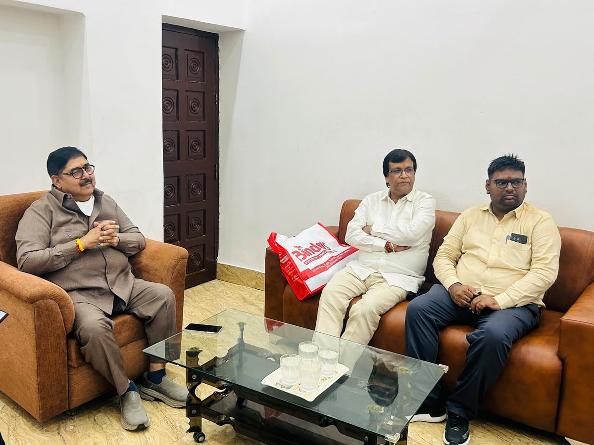 arvindmlc's tweet photo. आज दिनांक 25 सितंबर 2026 को #4B_सिंगार_नगर_आलमबाग_लखनऊ स्थित आवास पर आए अपने शुभचिंतकों से मुलाकात करते हुए ।।
#BJP4IND #NarendraModi
#RSSorg #nitinnabin
#amitshahofficial
#RajnathSingh #BLSantosh #BJP4UP #YogiAdityanath #BrajashPathak #Dharampalsingh #KeshavPrasadMaurya #PankajChaudhary