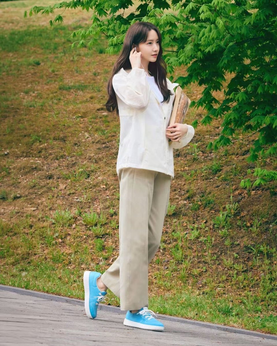 YoongHaNa's tweet photo. 260924 Yoona for Le Mouton on Facebook

🔗https://t.co/rI0kRNOMsA

Facebook Official (please engage):
https://t.co/BsLbce3Rlc

오늘은 좋아하는 길을 천천히 걸어보세요 👣

나만의 플레이리스트를 들으며
걸어보기도 하고

그저 발이 이끄는 곳을 향해
걷는 것도 좋아요.

걷는 동안 나에게 집중하다 보면
오늘의 산책이 나를 위한 작은 쉼이 될 거예요 🩵

#LimYoona #YoonA #임윤아 #윤아