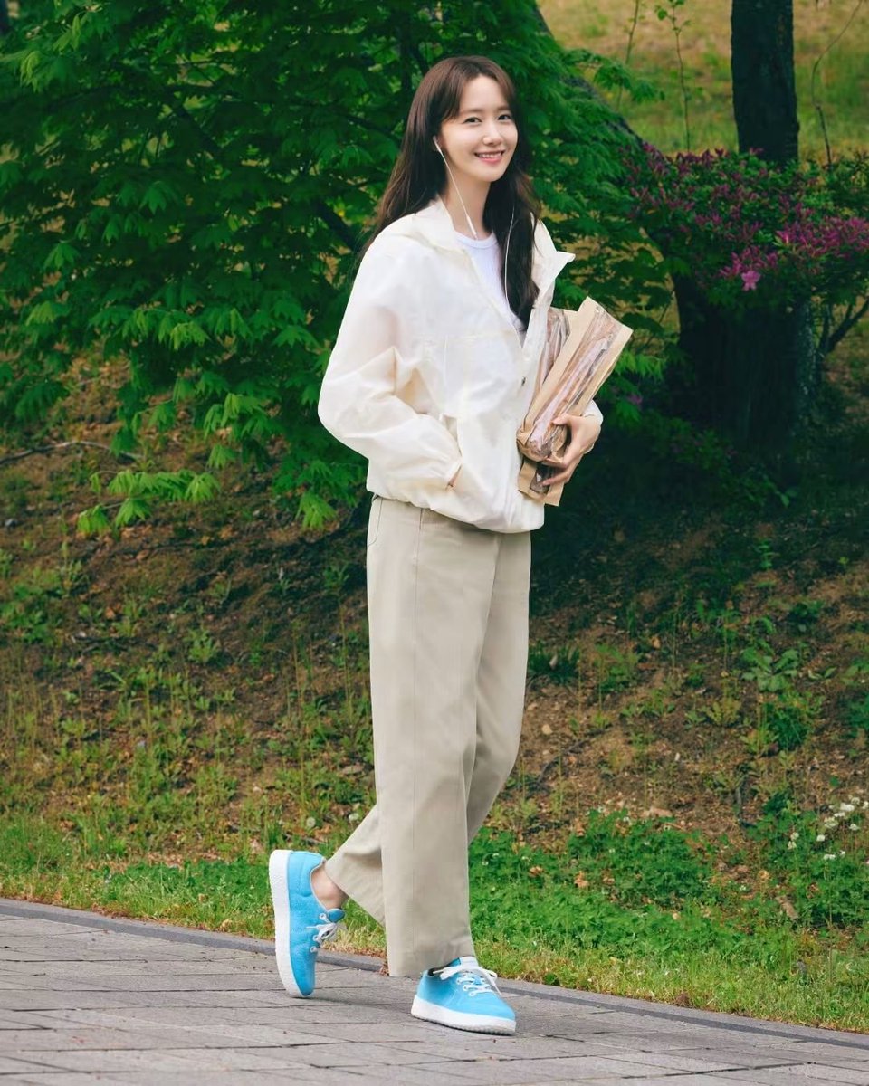 YoongHaNa's tweet photo. 260924 Yoona for Le Mouton on Facebook

🔗https://t.co/rI0kRNOMsA

Facebook Official (please engage):
https://t.co/BsLbce3Rlc

오늘은 좋아하는 길을 천천히 걸어보세요 👣

나만의 플레이리스트를 들으며
걸어보기도 하고

그저 발이 이끄는 곳을 향해
걷는 것도 좋아요.

걷는 동안 나에게 집중하다 보면
오늘의 산책이 나를 위한 작은 쉼이 될 거예요 🩵

#LimYoona #YoonA #임윤아 #윤아