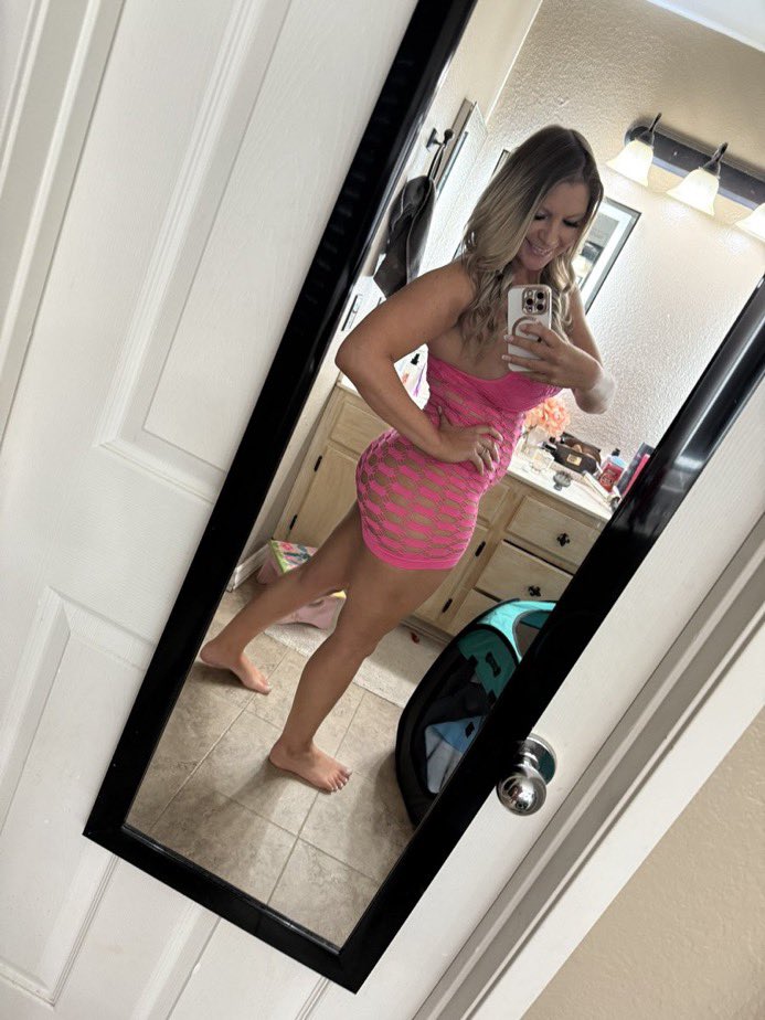 MsLinda0045's tweet photo. Just here looking a little too good and wondering who’s going to be brave enough to say hello 😏❤️ https://t.co/sCsdo6AfJw
