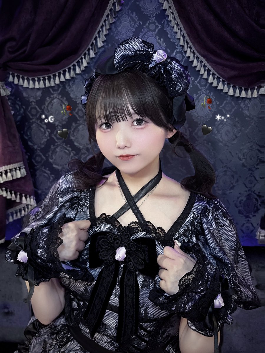 PHgil74137100's tweet photo. 𝐍𝐢𝐠𝐡𝐭𝐦𝐚𝐫𝐞 𝐇𝐨𝐥𝐢𝐜 レセプション🖤🥀𓈒 𓏸
ゴシックドールな店内で可愛い衣装が着れてとっても幸せだった꒰ˆִっ. ɞ̴̶̷̥ˆ꒱֯🕯🎀
10月にオープンする「黒魅らら」ちゃんプロデュースのおすすめコンカフェです(,,>᎑<,,)🦇🎶
(@nightmareholic_ ) https://t.co/SC77ach3jx