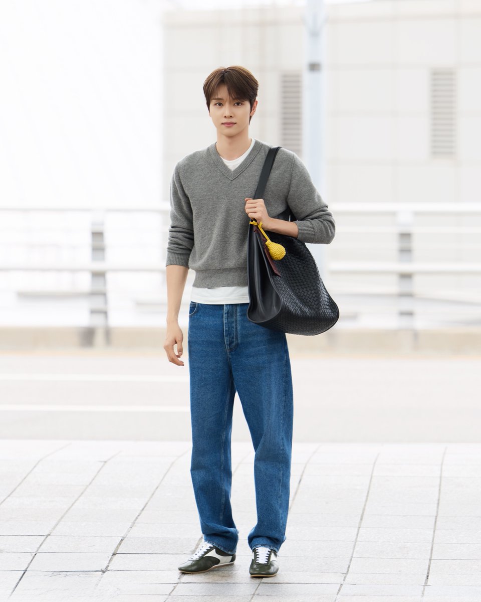 mintmag_th's tweet photo. ได้กลิ่นความฮอต! ส่องแอร์พอร์ตลุคของหนุ่ม #SUNGCHAN #RIIZE แขกคนสำคัญของแบรนด์ เตรียมบินลัดฟ้าไปมิลาน เพื่อร่วมชมแฟชั่นโชว์ BOTTEGA VENETA SUMMER 2027 ที่จะจัดขึ้นในวันที่ 27 กันยายนนี้ เวลา 01:00 น. ตามเวลาไทย โดยเขายังมาในลุคสบายๆ มินิมัล พร้อมด้วยกระเป๋า Corriere bag 💚

#BottegaVenetaSummer2027
#BottegaVeneta
#MintNews