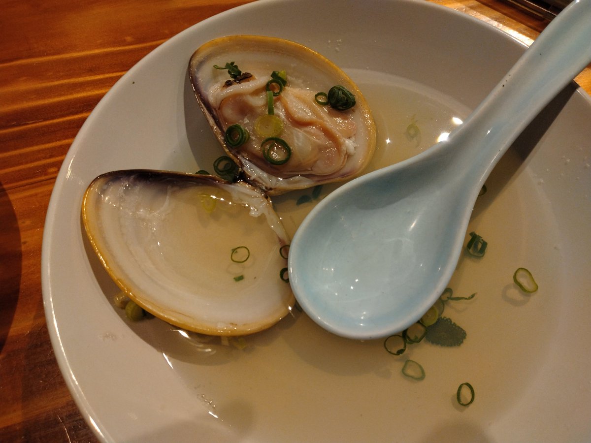 KS43118186's tweet photo. 母のお誕生日会&amp;連休のお疲れさん会を兼ねて居酒屋さんに家族を連れて行ったのですが、写真撮る前に食べてしまった…蛤の酒蒸し、5つくらい入ってました🤤 https://t.co/kWw5h3Y89i