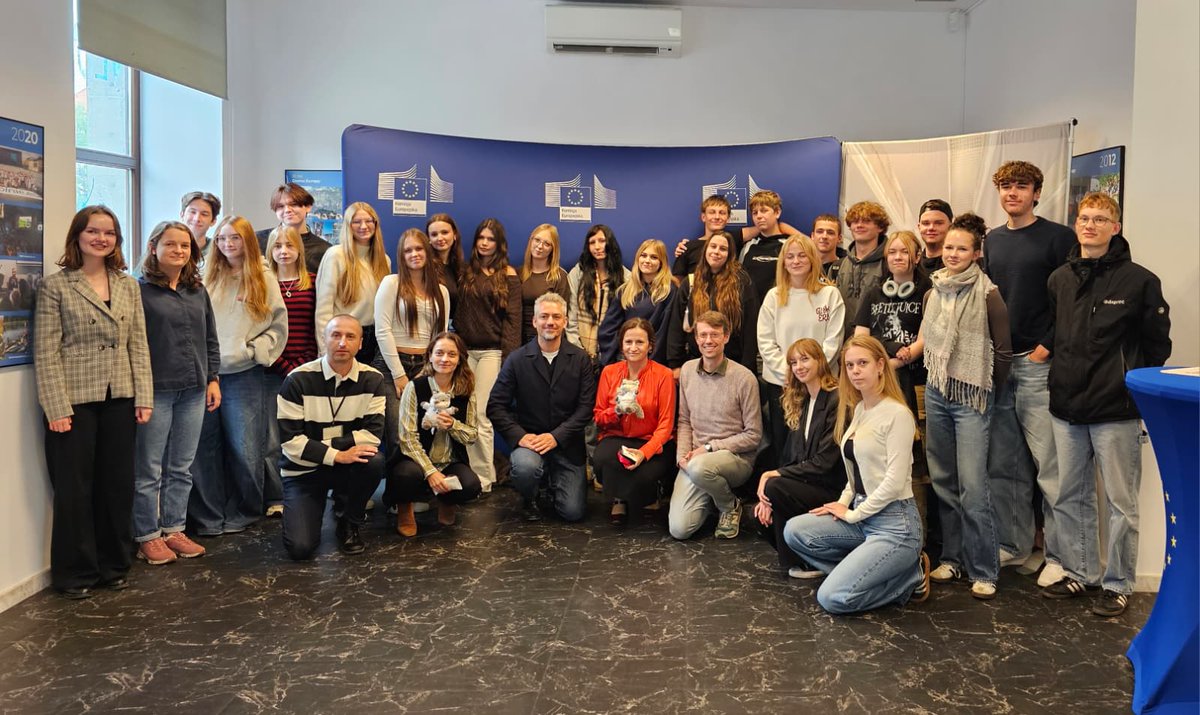 EUinWroclaw's tweet photo. Dziękujemy uczniom z Gubina🇵🇱 i Guben🇩🇪 za wizytę w #DomEuropy we Wrocławiu oraz rozmowę o lokalnej odpowiedzialności na zmianę klimatu, cyfryzacji oraz emigracji młodych z miejscowości przygranicznych. Rozmawialiśmy też o ogłoszonym tydzień wcześniej Orędziu o stanie Unii #SOTEU https://t.co/ogKoMRMht0