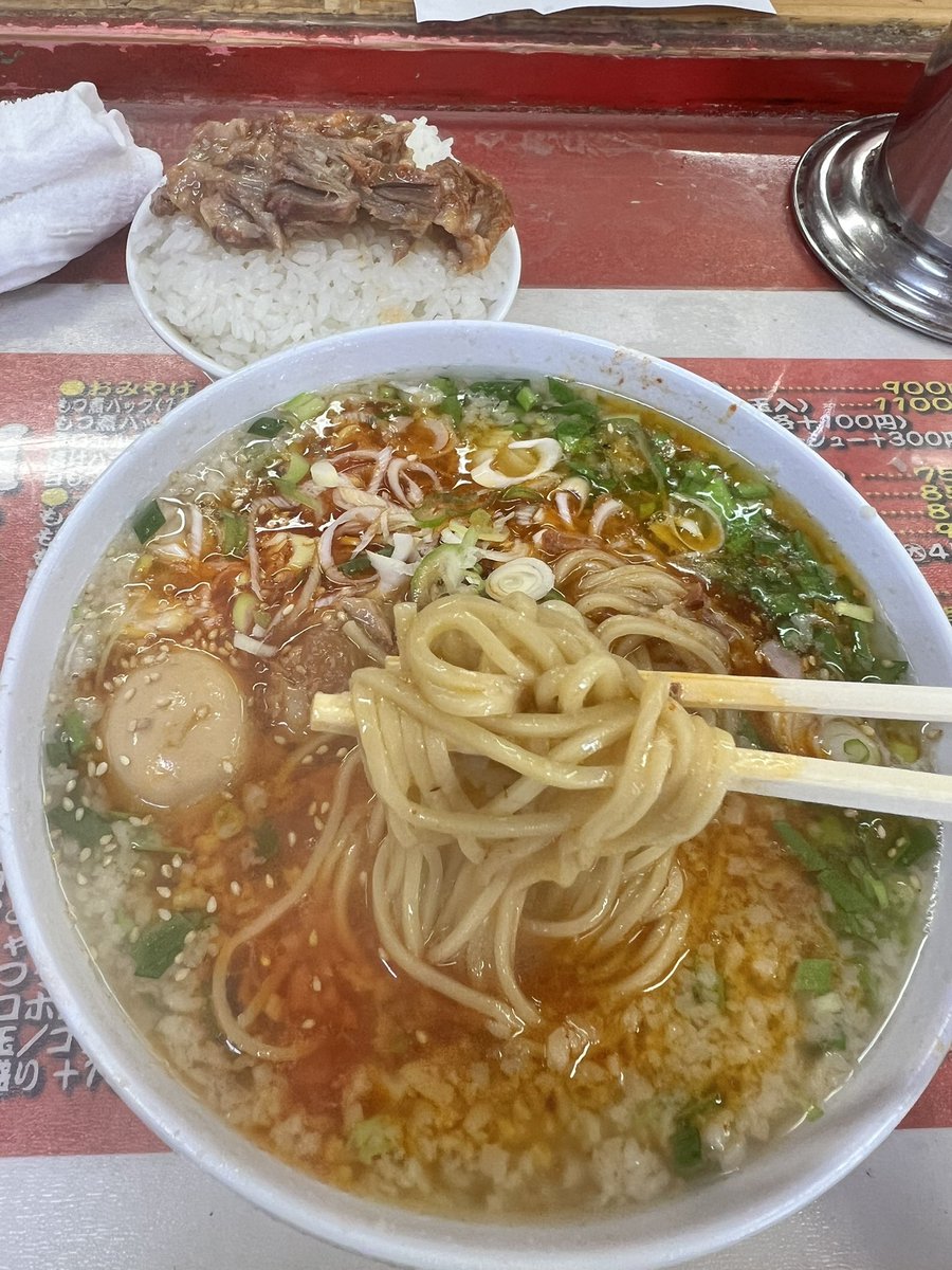 hirogogo88's tweet photo. 牛久市
とん平食堂
辛口ホルモンメン
小ライス
オンザしちゃうよね
麺を食べ終わっら
スープに浮いてるニラとネギをご飯に乗っけて☺️ https://t.co/fWaNGF2XXx