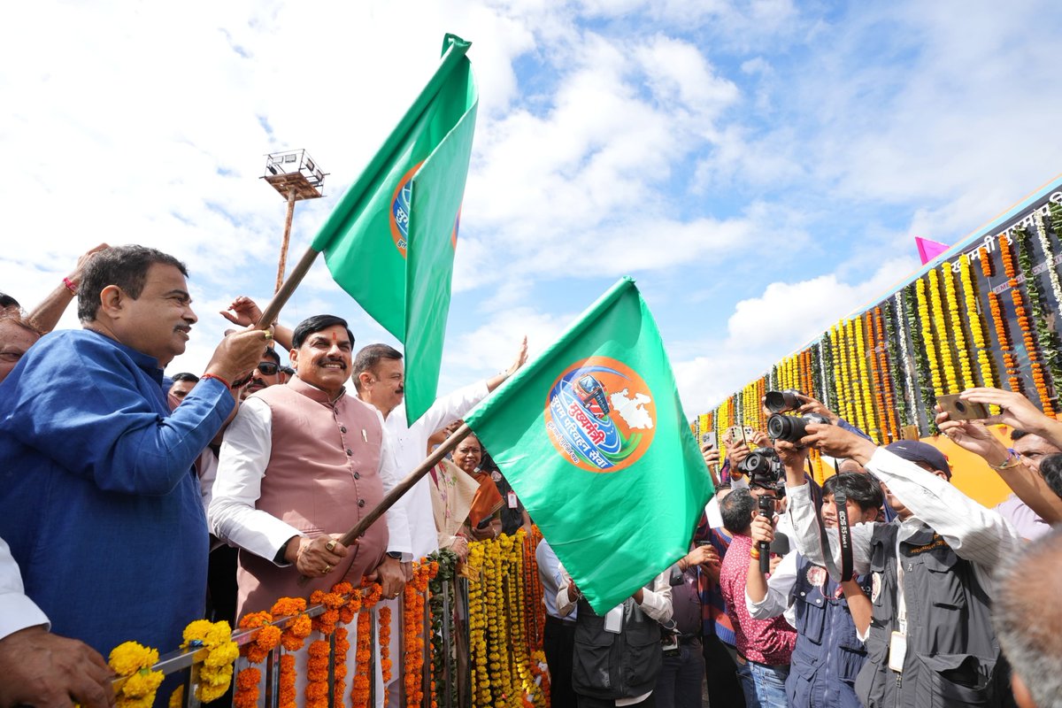 DrMohanYadav51's tweet photo. माननीय केंद्रीय सड़क परिवहन एवं राजमार्ग मंत्री श्री @nitin_gadkari जी एवं @BJP4MP के माननीय प्रदेश अध्यक्ष श्री @Hkhandelwal1964 जी के साथ आज भोपाल से 'मुख्यमंत्री सुगम परिवहन सेवा' एवं ‘पीएम ई-बस सेवा’ के अंतर्गत 350 बसों को हरी झंडी ��िखाकर रवाना किया।

#मुख्यमंत्री_सुगम_परिवहन_सेवा #SevaSankalpAbhiyan