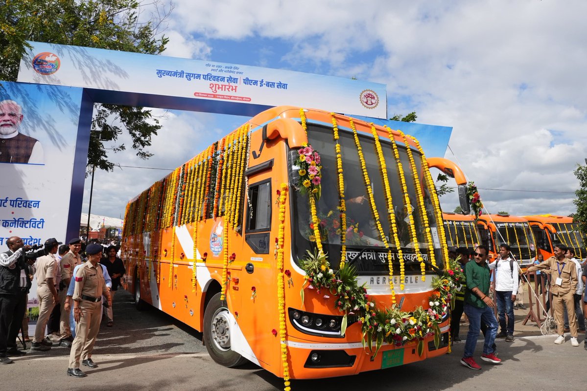 DrMohanYadav51's tweet photo. माननीय केंद्रीय सड़क परिवहन एवं राजमार्ग मंत्री श्री @nitin_gadkari जी एवं @BJP4MP के माननीय प्रदेश अध्यक्ष श्री @Hkhandelwal1964 जी के साथ आज भोपाल से 'मुख्यमंत्री सुगम परिवहन सेवा' एवं ‘पीएम ई-बस सेवा’ के अंतर्गत 350 बसों को हरी झंडी ��िखाकर रवाना किया।

#मुख्यमंत्री_सुगम_परिवहन_सेवा #SevaSankalpAbhiyan