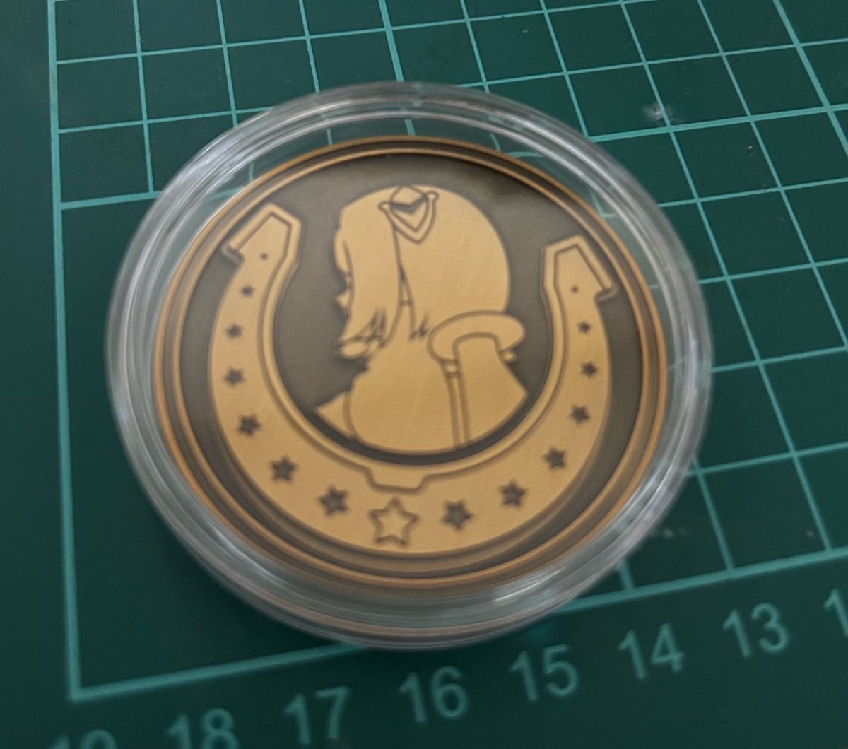 pas_LV2grm's tweet photo. ウエスタンキャラバン、アキちゃんのメダル届いたよー！
表面のアキちゃんのシルエットもかわいくて好きなんだけど酒場っぽい裏のエンブレムも良き✨
アクスタと一緒に並べるとまたいいね
#アキロゼ https://t.co/E2l7Wt0RfE