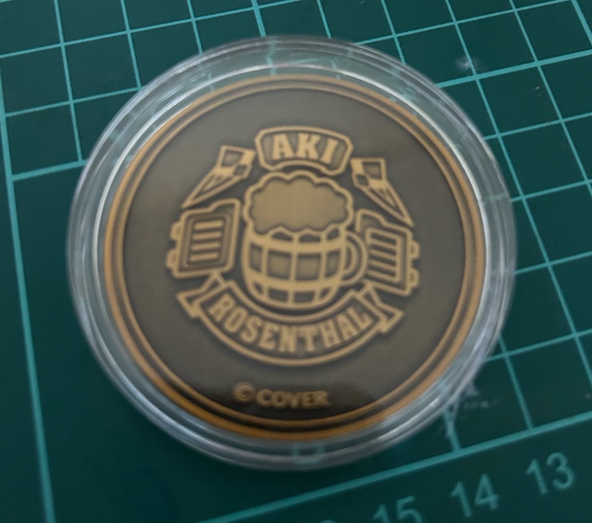 pas_LV2grm's tweet photo. ウエスタンキャラバン、アキちゃんのメダル届いたよー！
表面のアキちゃんのシルエットもかわいくて好きなんだけど酒場っぽい裏のエンブレムも良き✨
アクスタと一緒に並べるとまたいいね
#アキロゼ https://t.co/E2l7Wt0RfE