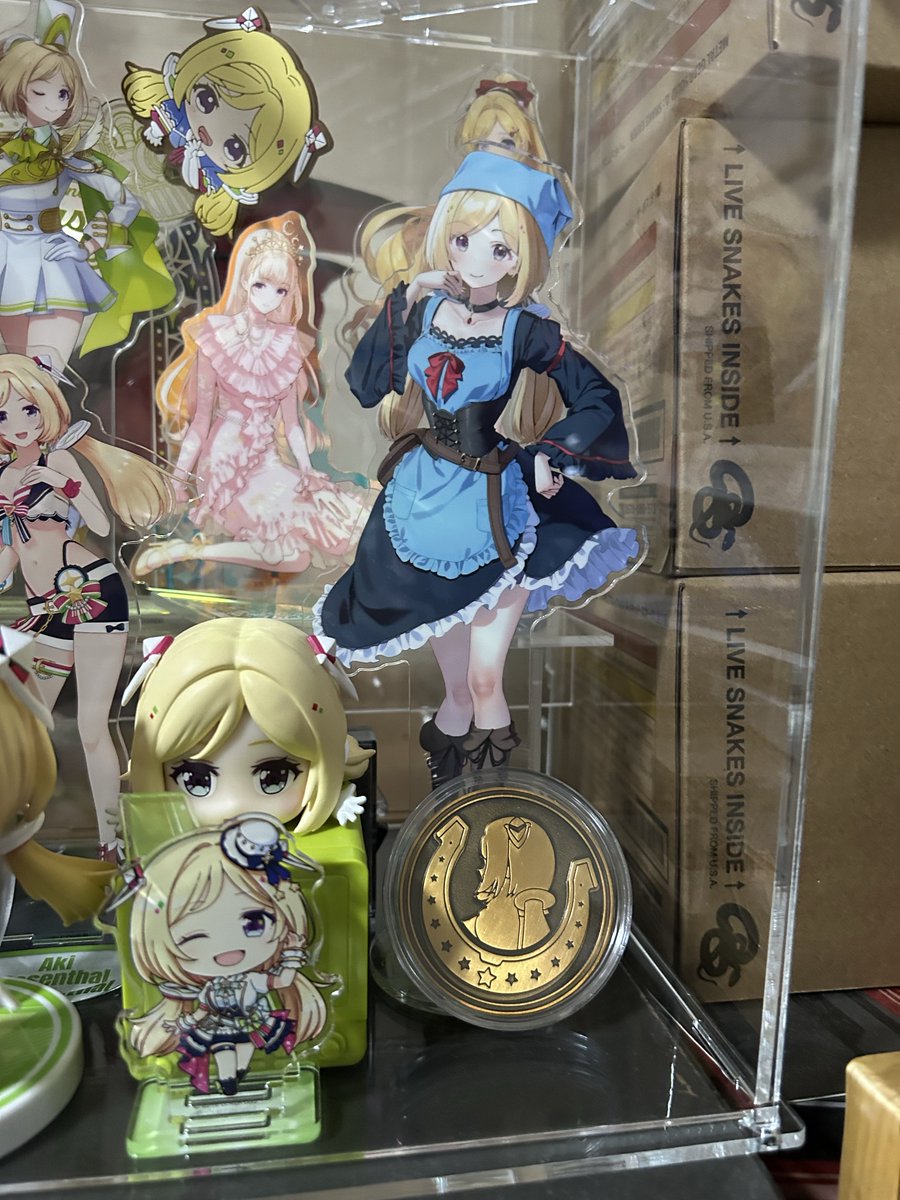 pas_LV2grm's tweet photo. ウエスタンキャラバン、アキちゃんのメダル届いたよー！
表面のアキちゃんのシルエットもかわいくて好きなんだけど酒場っぽい裏のエンブレムも良き✨
アクスタと一緒に並べるとまたいいね
#アキロゼ https://t.co/E2l7Wt0RfE