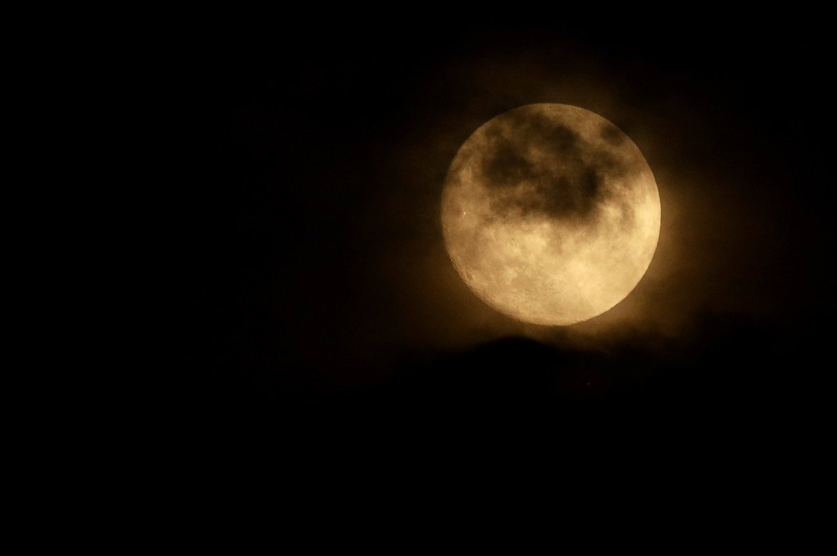 hiro_thoyou3864's tweet photo. 厚い雲に遮られた今夜の中秋の名月🌕
爽やかさとは無縁のダークファンタジーな月になりました
27日の満月も雨予報です
#中秋の名月 https://t.co/ry3ca6U022
