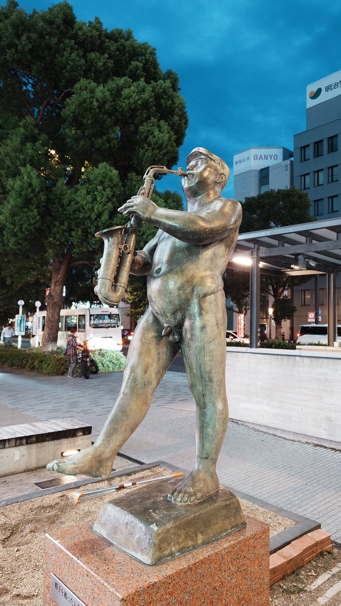 maho_emon's tweet photo. 日没後のサックス https://t.co/UPCDQmzt1r