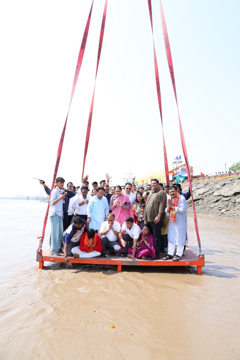 maya_mavani's tweet photo. 🙏 શ્રી ગણેશાય નમઃ 🙏

🌊 “બાપ્પાની વિદાયની આ ક્ષણ આંખોને ભીની કરી જાય છે… પરંતુ તેમના આશીર્વાદ હંમેશા હૃદયમાં વસે છે.” 🙏

શ્રી ગણેશજીના પાવન વિસર્જન નિમિત્તે હજીરા ઓવારા ખાતે સુરત શહેરની શ્રી ગણેશજીની મૂર્તિઓનું વિસર્જન કરવામાં આવ્યું.

સાંસદ શ્રી મુકેશભાઈ દલાલ સાહેબ, સુરત શહેર સંગઠન પ્રમુખ શ્રી પરેશભાઈ પટેલ સાહેબ સહિત પદાધિકારીશ્રીઓ તથા સંગઠનના આગેવાનશ્રીઓ સાથે બાપ્પાના અંતિમ દર્શન કરી ભાવભીની વિદાય આપી.

🙏 ગણપતિ બાપ્પા મોરિયા… આવતા વર્ષે વહેલા આવજો! 🙏

#GanpatiVisarjan #GanpatiBappaMorya #Surat #GaneshChaturthi #SuratMayor