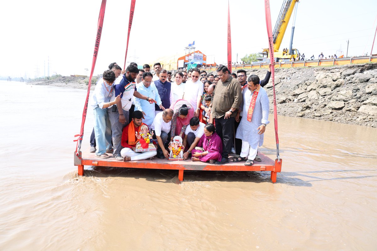 maya_mavani's tweet photo. 🙏 શ્રી ગણેશાય નમઃ 🙏

🌊 “બાપ્પાની વિદાયની આ ક્ષણ આંખોને ભીની કરી જાય છે… પરંતુ તેમના આશીર્વાદ હંમેશા હૃદયમાં વસે છે.” 🙏

શ્રી ગણેશજીના પાવન વિસર્જન નિમિત્તે હજીરા ઓવારા ખાતે સુરત શહેરની શ્રી ગણેશજીની મૂર્તિઓનું વિસર્જન કરવામાં આવ્યું.

સાંસદ શ્રી મુકેશભાઈ દલાલ સાહેબ, સુરત શહેર સંગઠન પ્રમુખ શ્રી પરેશભાઈ પટેલ સાહેબ સહિત પદાધિકારીશ્રીઓ તથા સંગઠનના આગેવાનશ્રીઓ સાથે બાપ્પાના અંતિમ દર્શન કરી ભાવભીની વિદાય આપી.

🙏 ગણપતિ બાપ્પા મોરિયા… આવતા વર્ષે વહેલા આવજો! 🙏

#GanpatiVisarjan #GanpatiBappaMorya #Surat #GaneshChaturthi #SuratMayor
