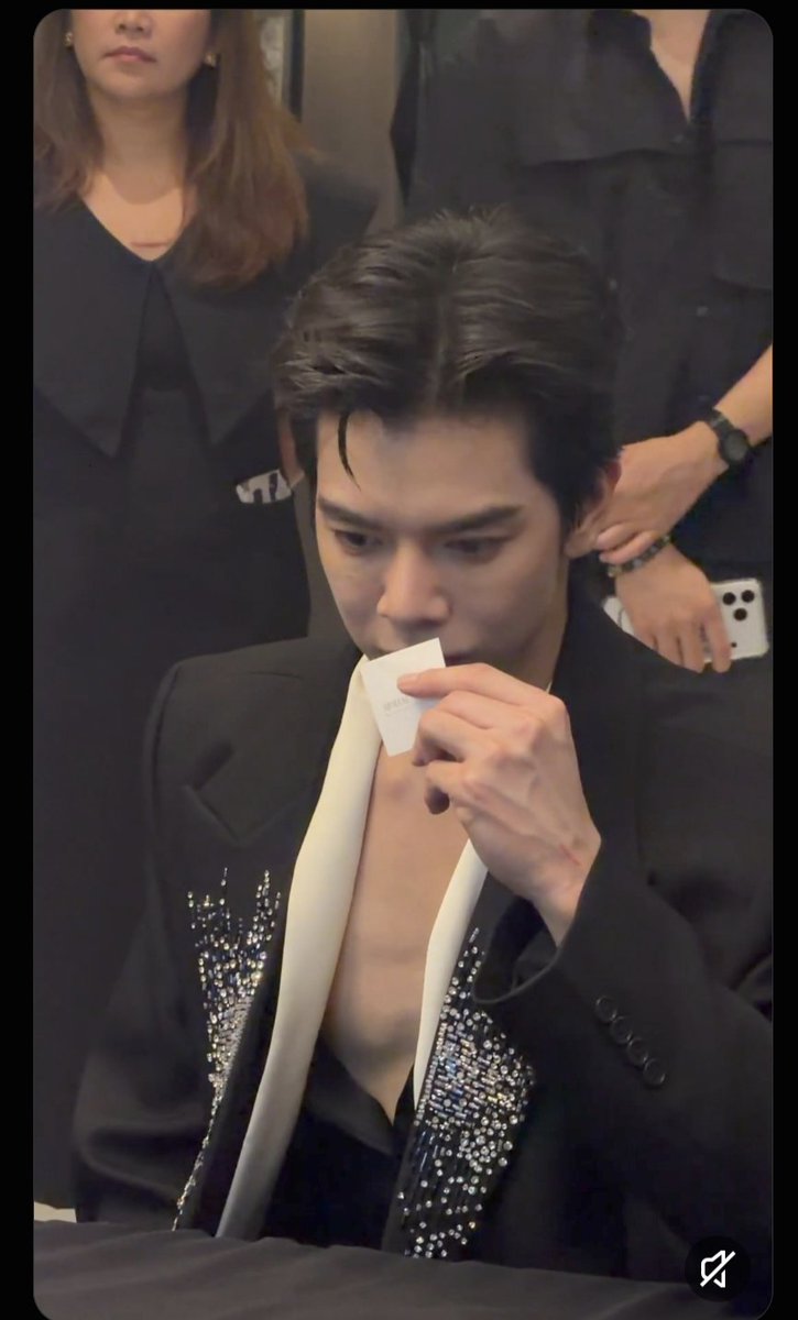 BLBB_1975's tweet photo. Dear Babe, you just melted an entire fandom today… Just so you know! 🫠✨
Babe at PRIVE MASTERCLASSES 
#ARMANIPRIVExBabe https://t.co/NiwQ43jFH0