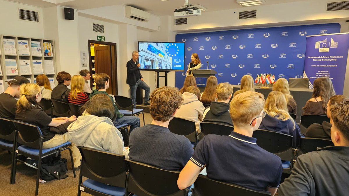 EUinWroclaw's tweet photo. Dziękujemy uczniom z Gubina🇵🇱 i Guben🇩🇪 za wizytę w #DomEuropy we Wrocławiu oraz rozmowę o lokalnej odpowiedzialności na zmianę klimatu, cyfryzacji oraz emigracji młodych z miejscowości przygranicznych. Rozmawialiśmy też o ogłoszonym tydzień wcześniej Orędziu o stanie Unii #SOTEU https://t.co/ogKoMRMht0