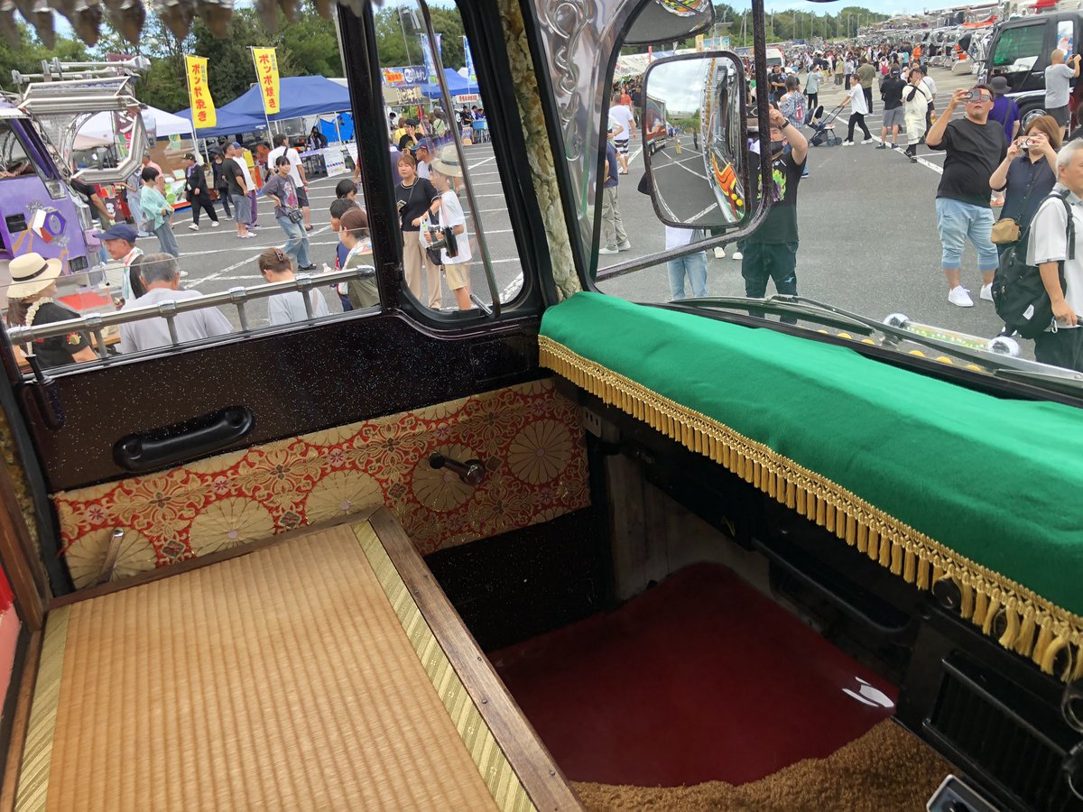 dynamict2nd's tweet photo. 一番星号の運転席に座ってしまうんだぞ‼️
#10年前の自分に言っても信じてもらえないこと https://t.co/hfQHK8scIp