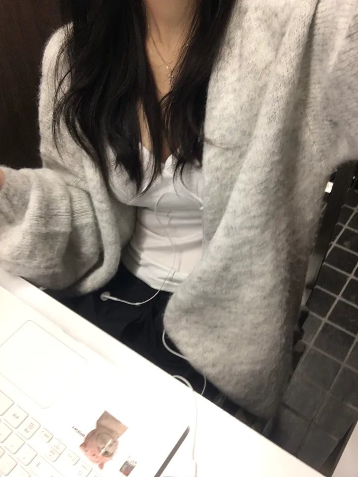sennaw2v's tweet photo. 요런 가디건 산책 갈 때 툭 걸쳐주거나 학교 갈 때 트레이닝이랑 꾸안꾸로 매치해주기<< 간절기에 필수 https://t.co/psyN2RSoGI