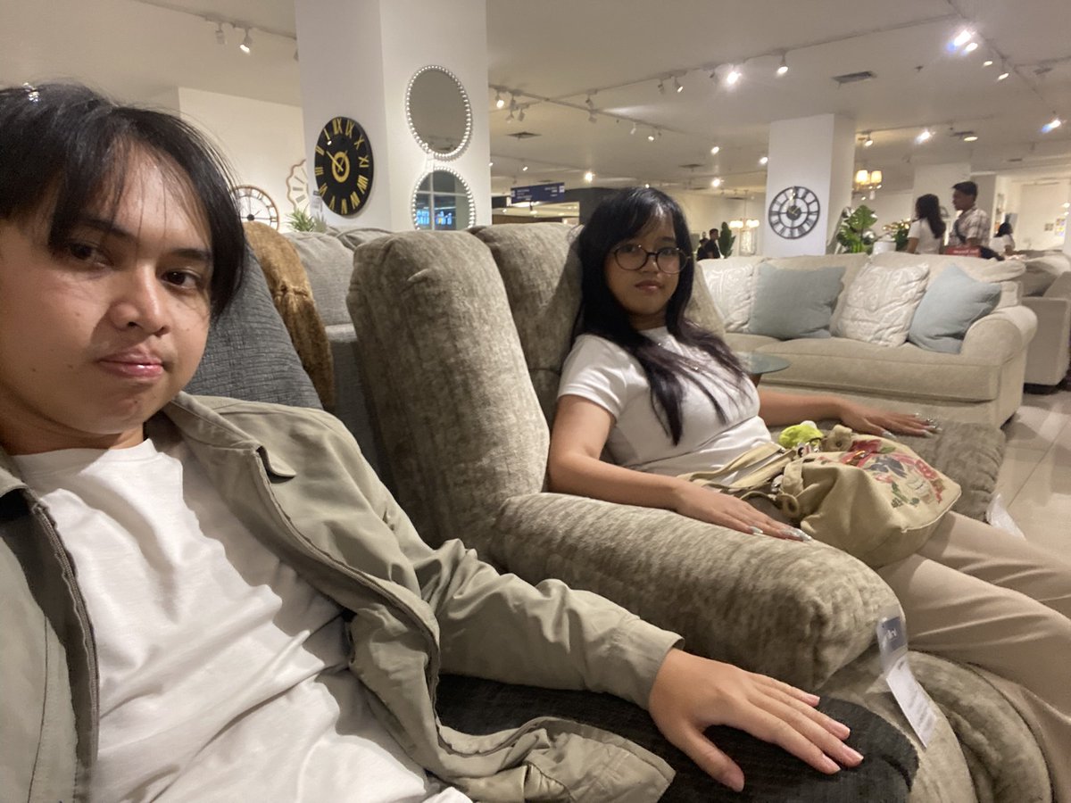 kehidup_punk's tweet photo. Daftar Gambar

1.1 kursi sofa khas Irlandia Utara 
1.2 pemudik jalur Kalimalang-Pantura
1.3 proses transfer materi via alas kaki
1.4 membaca koran harian shengzen https://t.co/9qUMj6mtKt