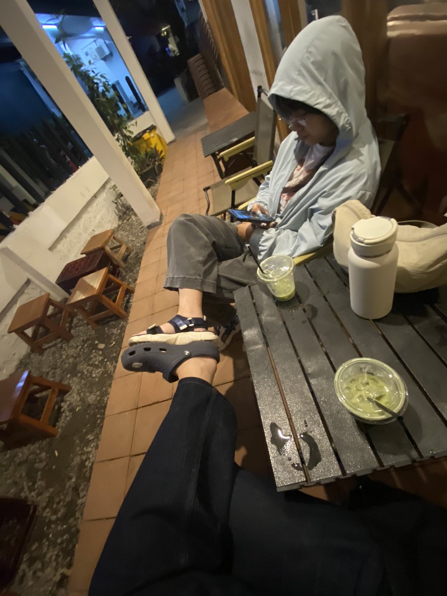 kehidup_punk's tweet photo. Daftar Gambar

1.1 kursi sofa khas Irlandia Utara 
1.2 pemudik jalur Kalimalang-Pantura
1.3 proses transfer materi via alas kaki
1.4 membaca koran harian shengzen https://t.co/9qUMj6mtKt