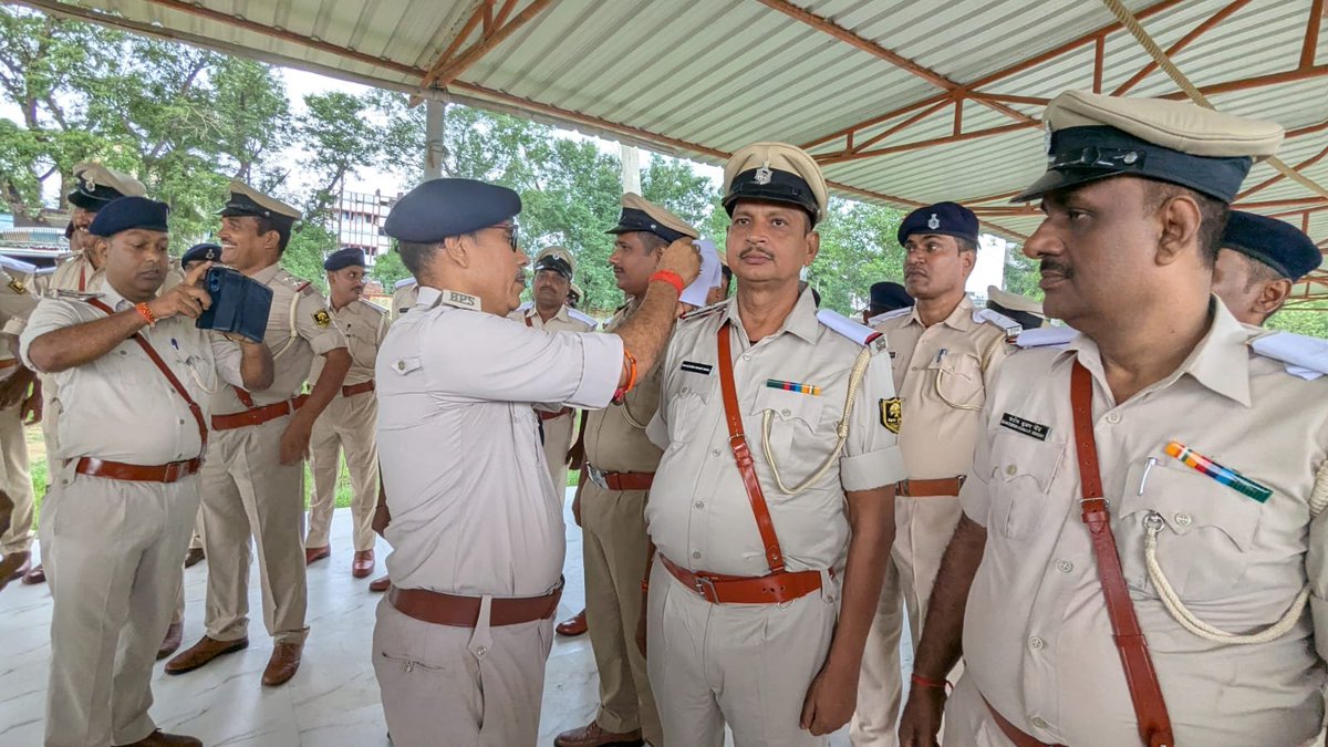 nawadapolice's tweet photo. पुलिस मुख्यालय, बिहार के आदेशानुसार नवादा जिले में सामूहिक प्रोन्नति समारोह का आयोजन किया गया, जिसमें 147 सहायक अवर निरीक्षक से अवर निरीक्षक के पद पर प्रोन्नत हुए।

इस अवसर पर पुलिस अधीक्षक,नवादा एवं जिले के
@bihar_police 
@DMNawada 
@IgMagadh 
#nawadapolice 
#Nawada 
#नवादा https://t.co/c8QSLLskvK