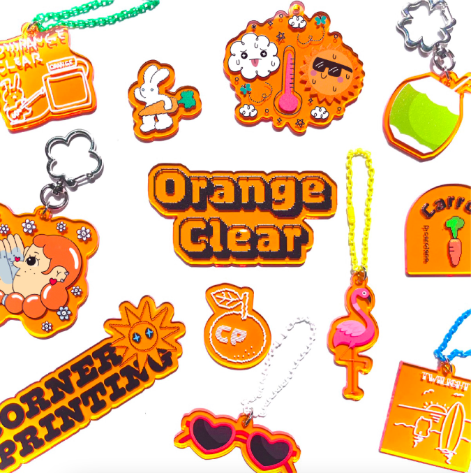 maison25_cp's tweet photo. ＼ RECOMMENDED ITEM ／
 アクリルキーホルダー (A3範囲内フリーカット) 

https://t.co/Hb0S7vIqDQ

鮮やかでポップなオレンジクリアと、ほんのり紫がかった淡いミスティスモーク🍊💜✨
明るく元気な色味から、くすみを含んだ繊細でやわらかな色味まで、イラストに合わせて楽しめます🎨💖 https://t.co/8IYCZFGI5Y