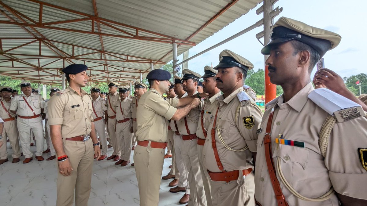 nawadapolice's tweet photo. पुलिस मुख्यालय, बिहार के आदेशानुसार नवादा जिले में सामूहिक प्रोन्नति समारोह का आयोजन किया गया, जिसमें 147 सहायक अवर निरीक्षक से अवर निरीक्षक के पद पर प्रोन्नत हुए।

इस अवसर पर पुलिस अधीक्षक,नवादा एवं जिले के
@bihar_police 
@DMNawada 
@IgMagadh 
#nawadapolice 
#Nawada 
#नवादा https://t.co/c8QSLLskvK
