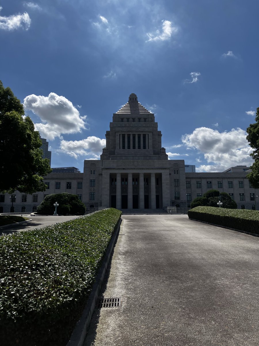 Akiteru_Y's tweet photo. 7月に維新政治塾の対面講義で上京した際、講義前に国会議事堂の見学ツアーに行きました。
大正〜昭和初期に建てられたと思えないほど重厚感ある造りでしたが、それ以上に言葉で言い表せないような歴史の重みを感じました。 https://t.co/ot5LRJNqd2