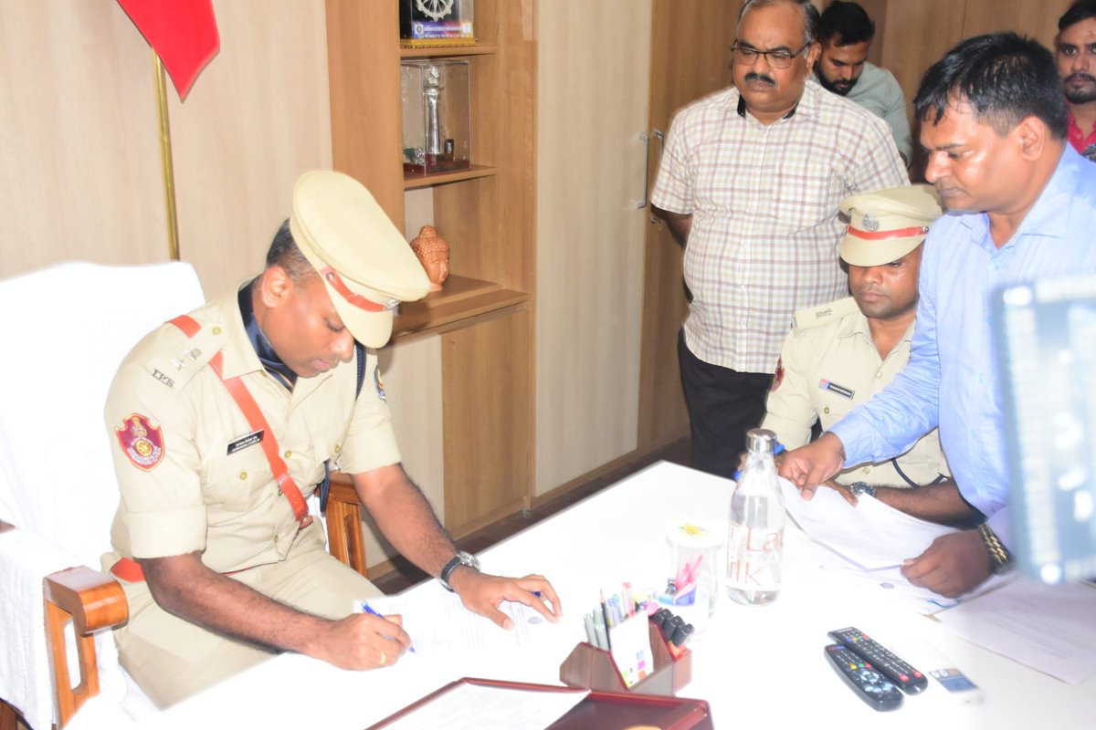 dcpbbsr's tweet photo. Dr Saravana Vivek M, IPS, assumed charge as DCP, Bhubaneswar UPD, on 25.09.2026.

He seeks the goodwill and blessings of the people of Bhubaneswar and pledges to work tirelessly for their safety, security and welfare.
#CommissioneratePolice #WeCareWeDare https://t.co/jer7nYQ4DT