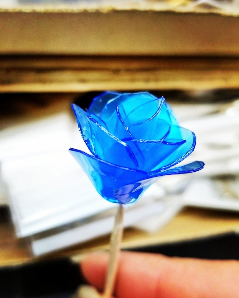 Azure_05_'s tweet photo. レジンの薔薇
#全クリエイターに告ぐ花の作品を解放せよ https://t.co/qF2vm5h3ub
