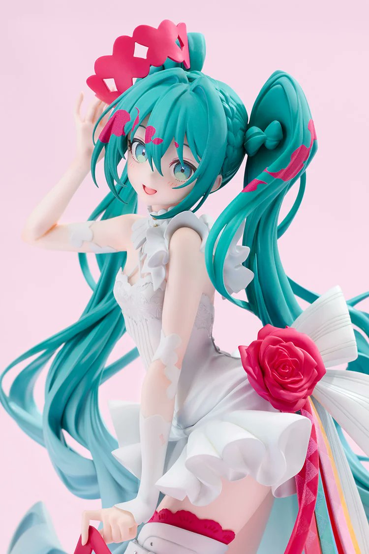 gsc_kahotan's tweet photo. ／
　G.S.Collection 
　レーシングミク 
　15th “Rhapsody” 2010-2025
＼
>> https://t.co/pjGkG48CgQ

『初音ミク GTプロジェクト』専用キャラクター #レーシングミク の誕生15周年を記念し、#望月けい 氏がデザインした #レーミク を立体化🏁

#fightgsr https://t.co/5cRHIy6CwD