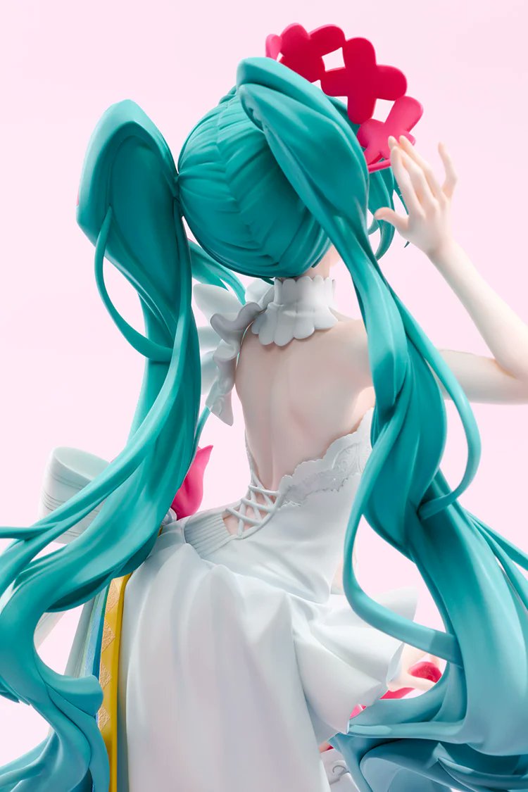 gsc_kahotan's tweet photo. ／
　G.S.Collection 
　レーシングミク 
　15th “Rhapsody” 2010-2025
＼
>> https://t.co/pjGkG48CgQ

『初音ミク GTプロジェクト』専用キャラクター #レーシングミク の誕生15周年を記念し、#望月けい 氏がデザインした #レーミク を立体化🏁

#fightgsr https://t.co/5cRHIy6CwD
