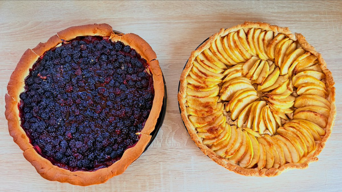 LoreeMarshfqtr's tweet photo. Tarte aux mûres et tarte aux pommes. https://t.co/zyIEuqaOVf