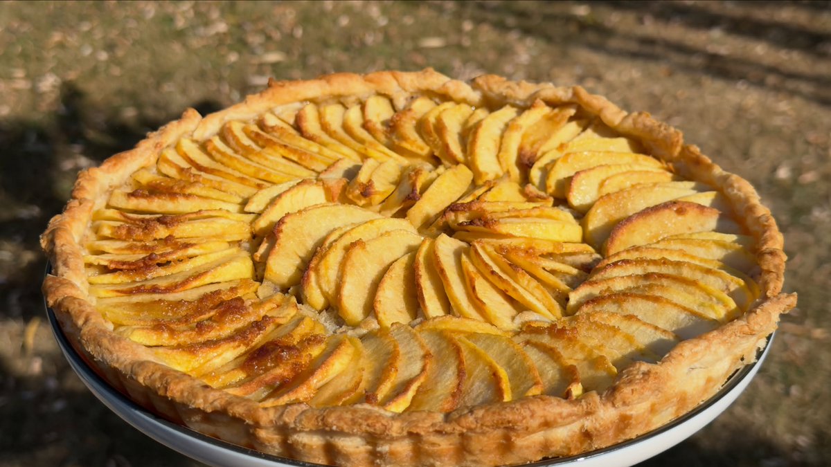 LoreeMarshfqtr's tweet photo. Tarte aux mûres et tarte aux pommes. https://t.co/zyIEuqaOVf