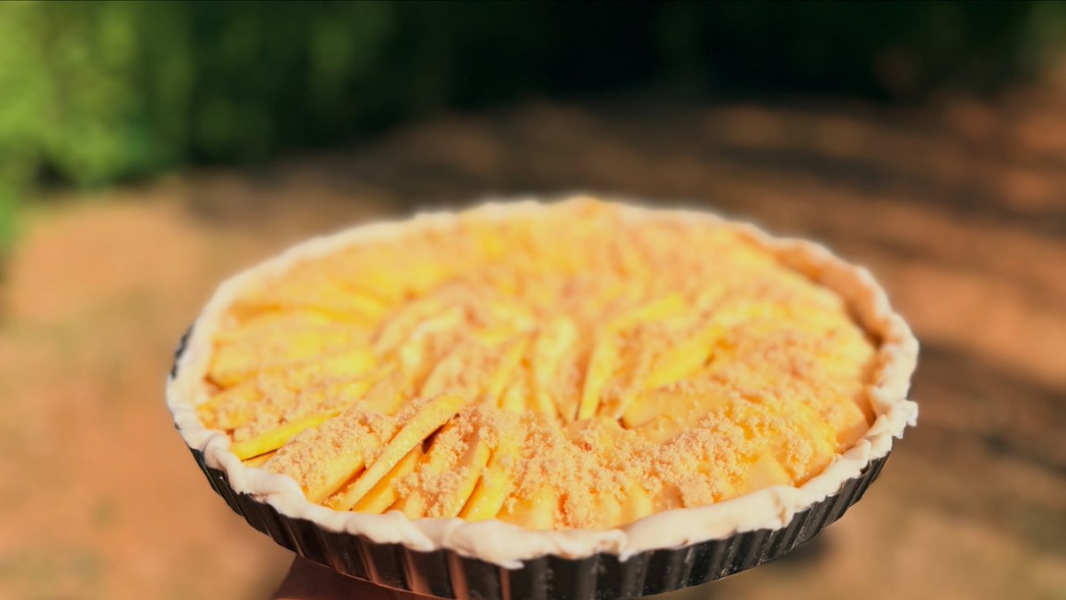 LoreeMarshfqtr's tweet photo. Tarte aux mûres et tarte aux pommes. https://t.co/zyIEuqaOVf