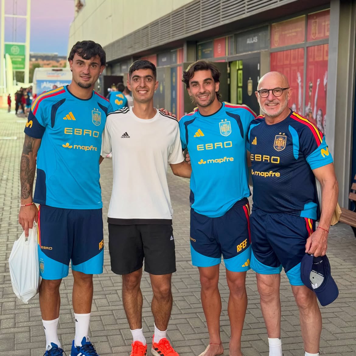 torresletters's tweet photo. Ferran with Luis de la Fuente and Marc after training https://t.co/yIwt6C785e