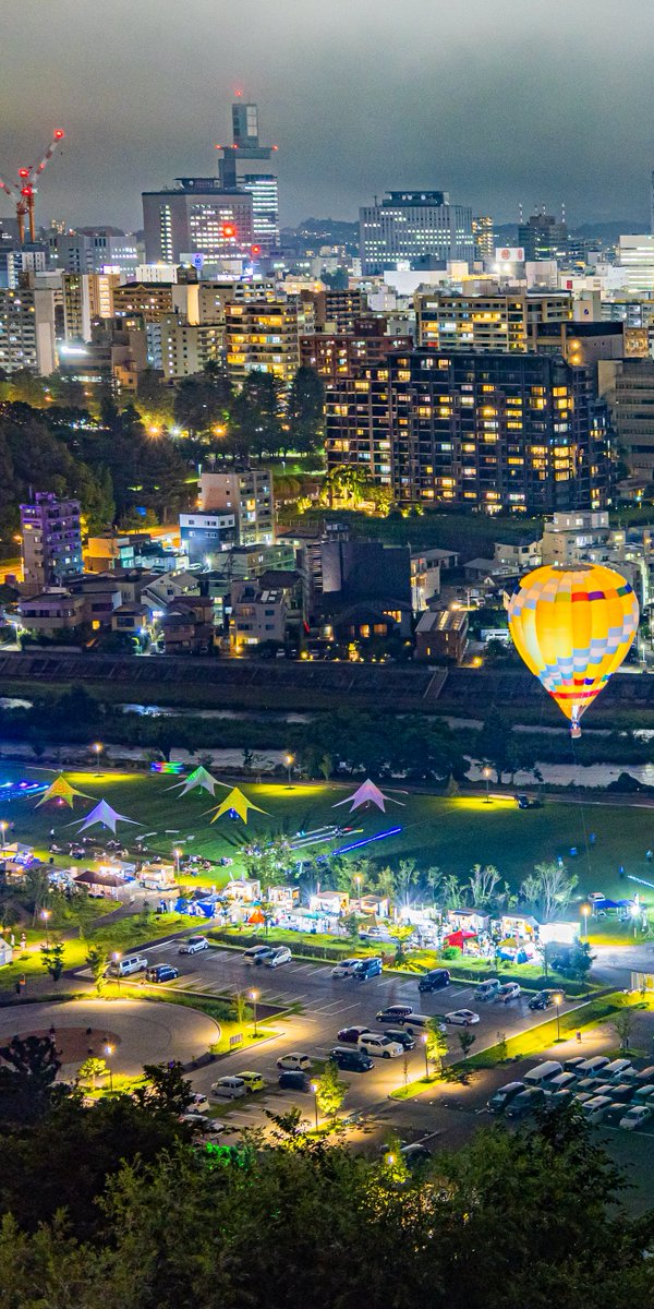 sakuradrops25's tweet photo. 青葉城から見る仙台夜景と熱気球🏙 https://t.co/2ToPbLgAiP
