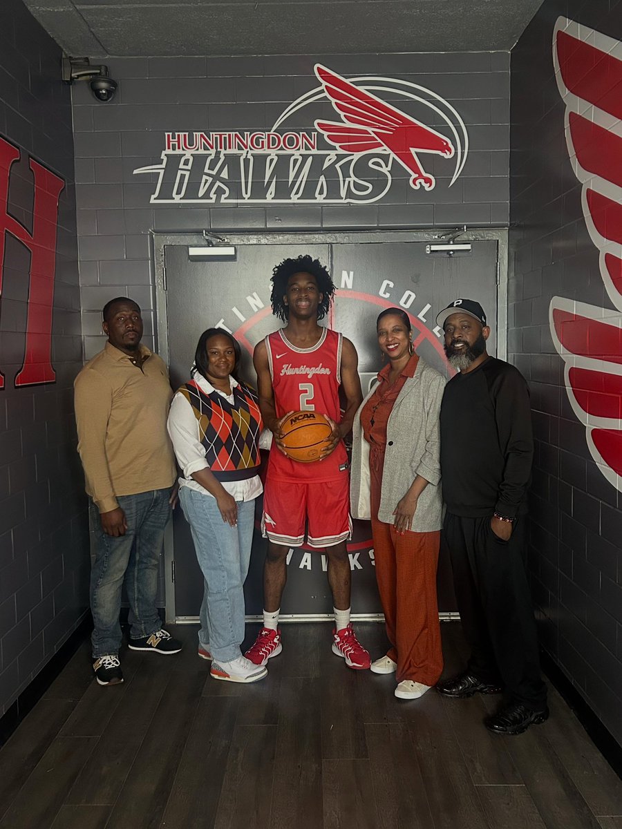 wavecheckers's tweet photo. Karlous Miller with his son and the fam after receiving his first scholarship from Huntingdon College 🏀💯 https://t.co/DJqlE7Nyw4